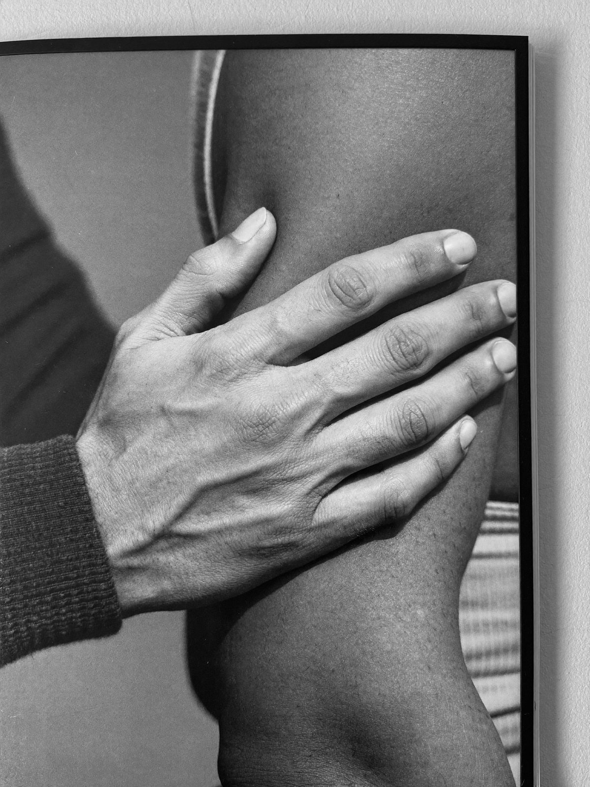 Main posée sur une épaule pendant un accompagnement