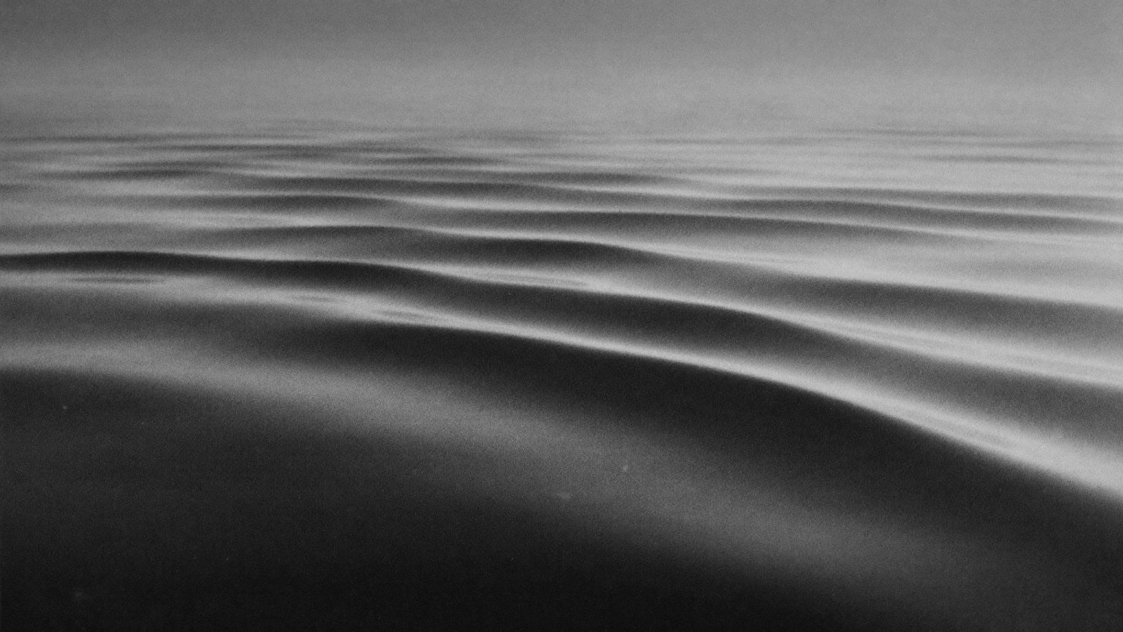 Ondulations sur l'eau du Léman, presque une abstraction